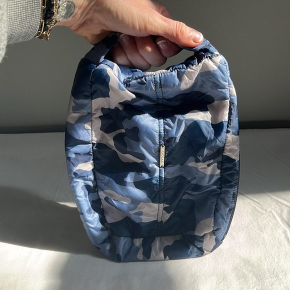 Anorak blue camouflage puffer cosmetics travel case with handle - Picture 4 of 6